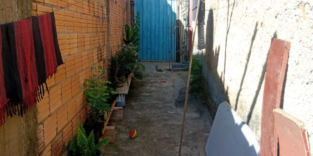 37-Corredor atrás da casa de fundo